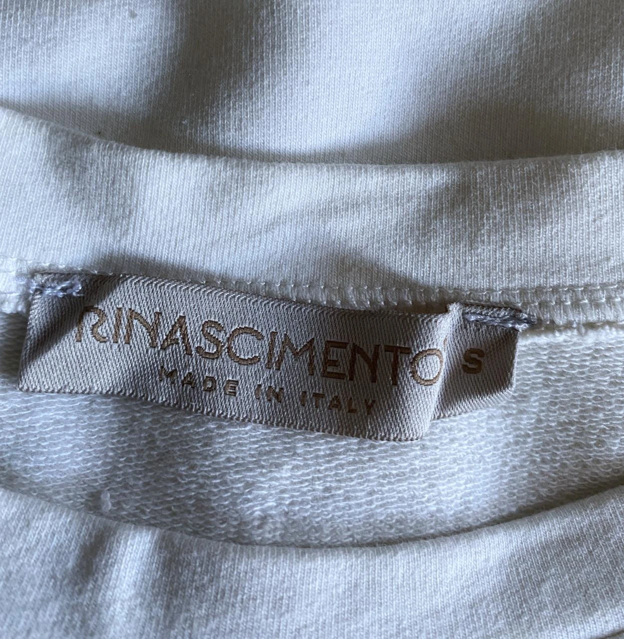Suéter Rinascimento tamanho 36 branco mangas de voile preto com pontos dourados – chique e original – photo 9